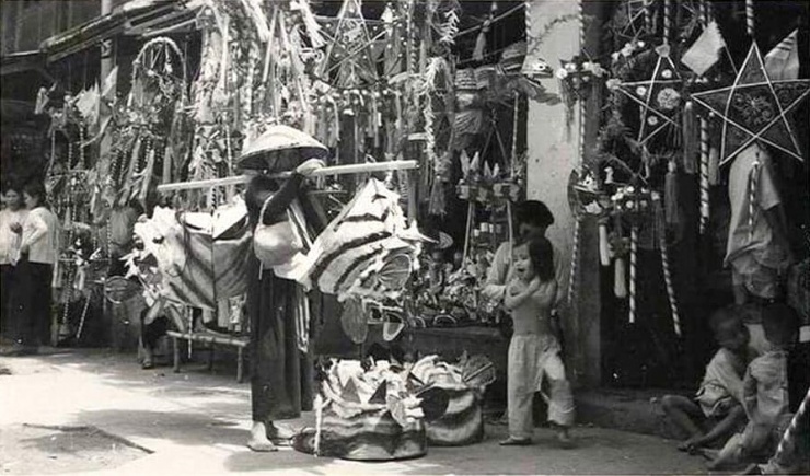 Ngay từ đầu tháng 8 âm lịch, trẻ con đã được bố mẹ đưa lên phố Hàng Gai, Hàng Mã ngắm và mua đồ chơi