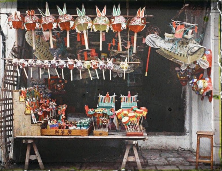 Những thước phim đã mở ra cánh cổng về quá khứ, về những sạp hàng bán đồ chơi truyền thống đủ màu mà trẻ con thời bấy giờ ai cũng mê mẩn